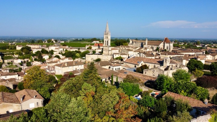 Vista aérea del pueblo histórico de Saint-Émilion, en la región de Burdeos, Francia