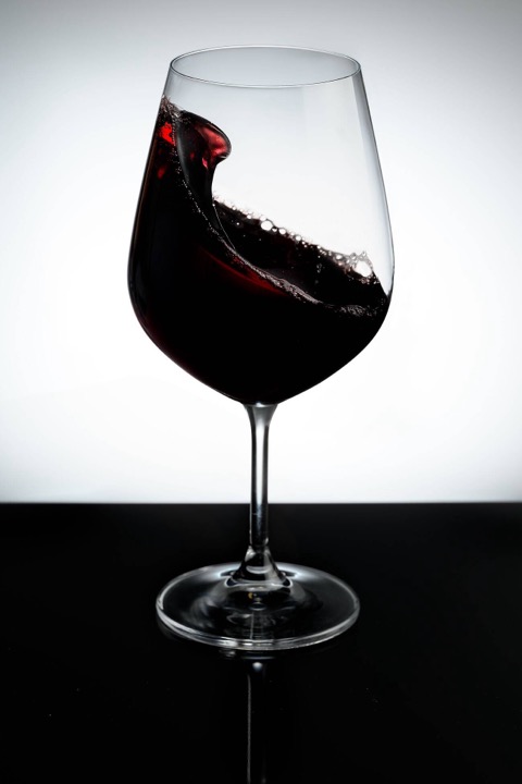 Copa de vino tinto en movimiento durante una cata