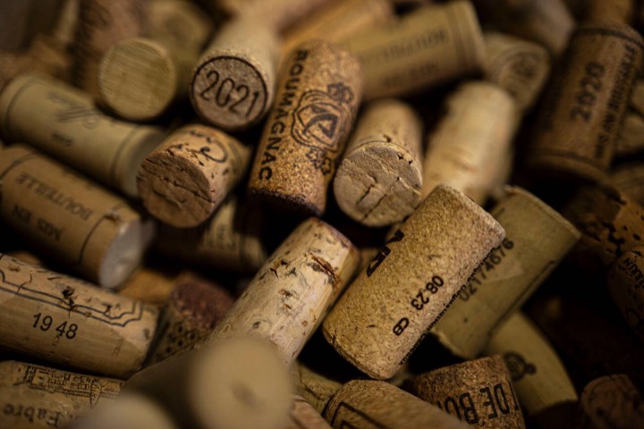 Bouchons de vin de différents millésimes empilés